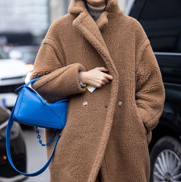 abrigo marrón de pelo en el street style de milán