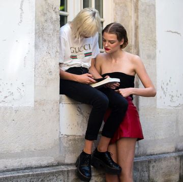 mujeres modelos durante la semana de la moda de parís con libro