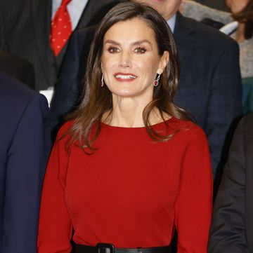 la reina letizia con vestido rojo y botas altas para navidad