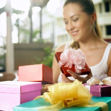 mujer feliz abriendo regalos